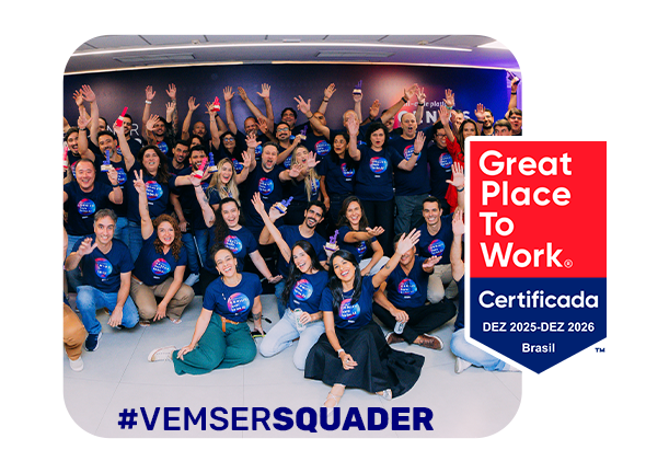 Uma montagem com dois círculos sobre linhas curvas. Em cada círculo há uma foto de colaboradores da Squadra em um evento